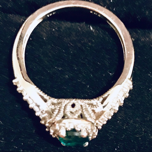 ❌❌❌SOLD❌❌❌GOLD GREEN AND WHITE SAPPHIRE RING - Picture 2 of 8